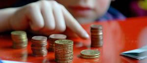 Um ihre Kinder an den Umgang mit Geld zu gewöhnen, richten viele Eltern ihrem Nachwuchs ein eigenes Konto ein.