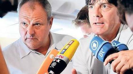Harald Stenger, 61, (li. neben Bundestrainer Löw), begann seine Karriere bei der „Frankfurter Rundschau“. Im Juli 2001 wurde er Mediendirektor des DFB. Sein zum 31. August 2012 auslaufender Vertrag als Pressesprecher wurde vom DFB nicht verlängert. Foto: dpa