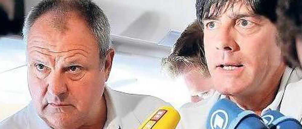 Harald Stenger, 61, (li. neben Bundestrainer Löw), begann seine Karriere bei der „Frankfurter Rundschau“. Im Juli 2001 wurde er Mediendirektor des DFB. Sein zum 31. August 2012 auslaufender Vertrag als Pressesprecher wurde vom DFB nicht verlängert. Foto: dpa