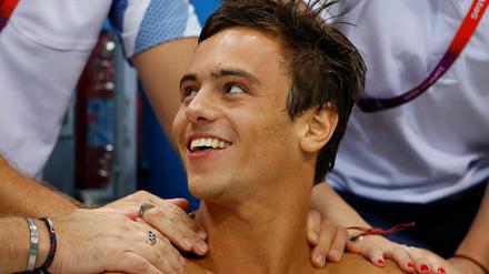 Thomas Daley feiert seine Bronzemedaille im Turmspringen. 