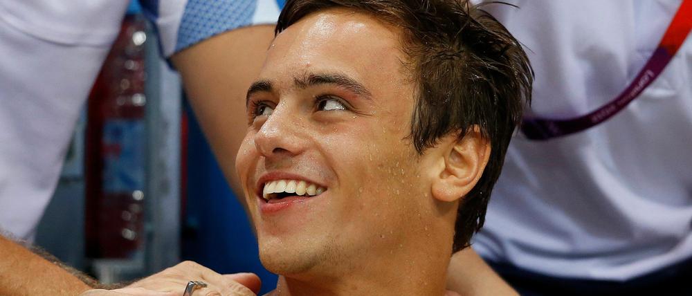 Thomas Daley feiert seine Bronzemedaille im Turmspringen.