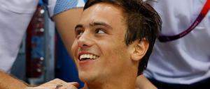 Thomas Daley feiert seine Bronzemedaille im Turmspringen. 