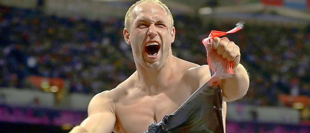 Nicht zum ersten Mal zerreißt Robert Harting sein Leibchen vor Freude. Hier tut er es nach dem Gewinn einer Goldmedaille.