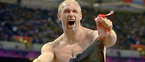 Nicht zum ersten Mal zerreißt Robert Harting sein Leibchen vor Freude. Hier tut er es nach dem Gewinn einer Goldmedaille.