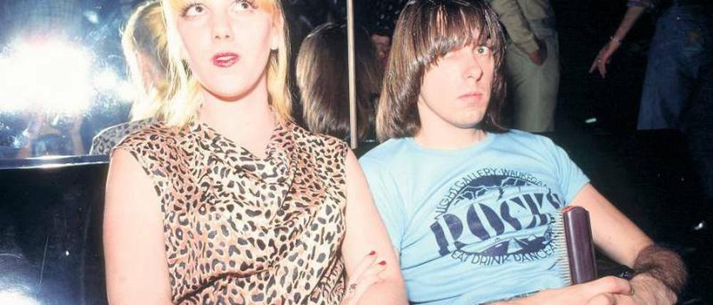 Immer grimmig, muffig, wütend – aber stark. Johnny Ramone mit Begleiterin. Foto: Lynn McAfee/www.fotex.de