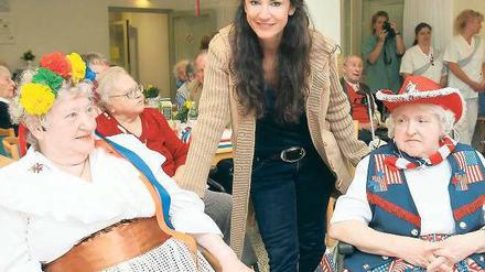 Spaß mit Senioren. Beim Sommerfest des Marie-Schlei-Hauses in Reinickendorf feierte Mariella Ahrens (Mitte) mit den Bewohnern. Ihr Verein „Lebensherbst“ unterstützt die Einrichtung der Berliner Arbeiterwohlfahrt. 