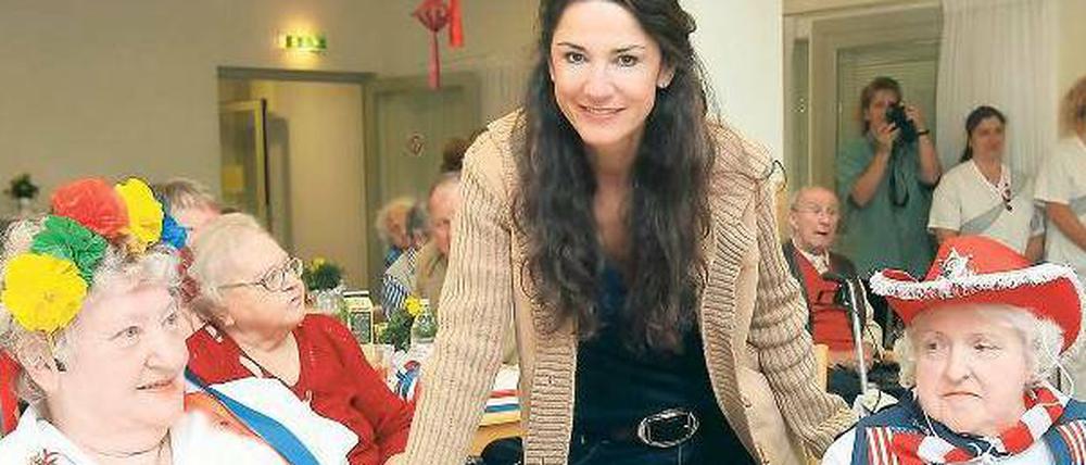 Spaß mit Senioren. Beim Sommerfest des Marie-Schlei-Hauses in Reinickendorf feierte Mariella Ahrens (Mitte) mit den Bewohnern. Ihr Verein „Lebensherbst“ unterstützt die Einrichtung der Berliner Arbeiterwohlfahrt. 