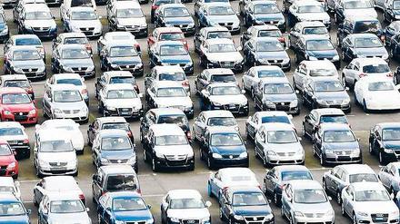 Exportschlager. Die deutschen Autohersteller VW, Daimler und BMW steigerten ihren Umsatz im zweiten Quartal zusammen um 14 Prozent auf 96 Milliarden Euro. Foto: dapd