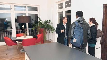 Die Chemie muss stimmen. Wer die Wohnung bekommt, entscheidet allein der Vermieter oder Makler. Interessenten, die freundlich und höflich auftreten, können Pluspunkte sammeln – auch, wenn sie zum ersten Termin nicht alle Unterlagen dabeihaben. Foto: dapd