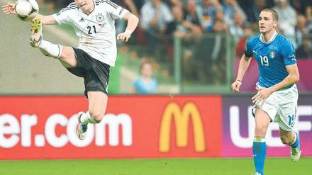 Der große Sprung. Bundestrainer Joachim Löw traut dem Dortmunder Marco Reus in den nächsten Jahren eine herausragende Entwicklung zu. Foto: dapd