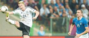 Der große Sprung. Bundestrainer Joachim Löw traut dem Dortmunder Marco Reus in den nächsten Jahren eine herausragende Entwicklung zu. Foto: dapd