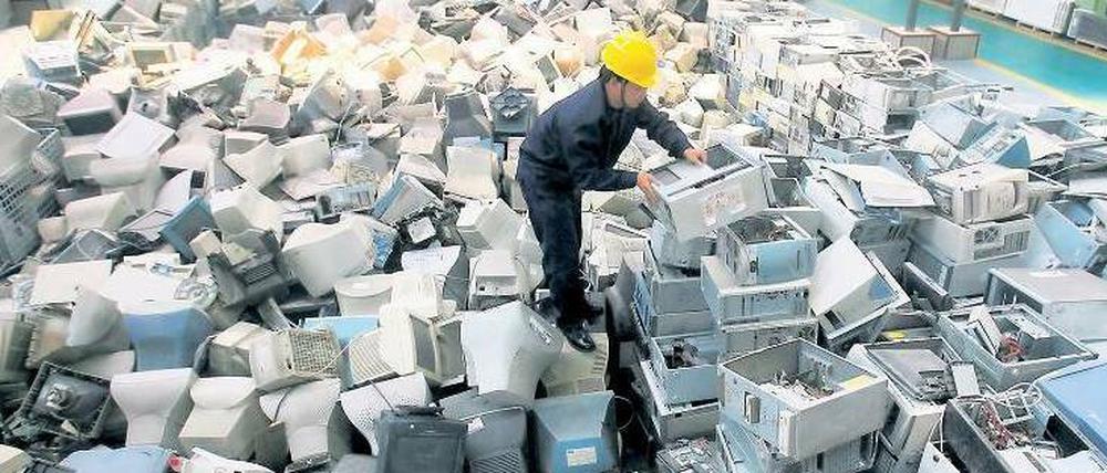 Schatzkammer. Ein Arbeiter in einer chinesischen Recyclingfirma bereitet alte Computer für die Wiedergewinnung von Metallen wie Gold, Silber, Palladium und Kupfer vor.