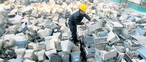 Schatzkammer. Ein Arbeiter in einer chinesischen Recyclingfirma bereitet alte Computer für die Wiedergewinnung von Metallen wie Gold, Silber, Palladium und Kupfer vor. 