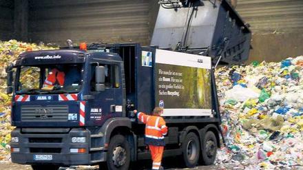 Geschäft auf der Kippe. Bei Albas Sparte für Metallrecycling drückten gesunkene Margen und höhere Frachtkosten auf das Ergebnis. Beim Haushaltsabfall, hier Entsorgung in Berlin, ist die Lage noch relativ stabil, heißt es. 