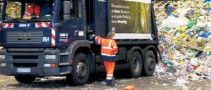 Geschäft auf der Kippe. Bei Albas Sparte für Metallrecycling drückten gesunkene Margen und höhere Frachtkosten auf das Ergebnis. Beim Haushaltsabfall, hier Entsorgung in Berlin, ist die Lage noch relativ stabil, heißt es. 