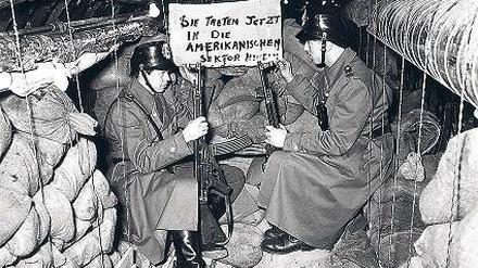 Die Wacht am Zaun. Ost-Berliner Polizisten hielten die Stellung, wo in den 50ern der West-Teil des jetzt wiederentdeckten Spionagetunnels begann. Foto: pa/akg-images
