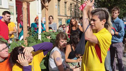 Sängerin Peaches (re.) bei ihrem Videodreh in Prenzlauer Berg.