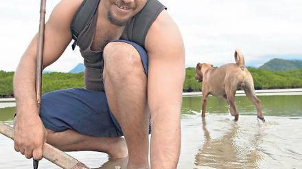 Lincoln Walker zeigt auf seiner Tour, wie Aborigines mit dem Speer fischen. Foto: laif