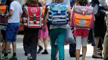 Wie wird die Klasse sein, wie der Lehrer? Schulanfänger, wie diese Kinder in Hamburg, haben eine spannende Zeit vor sich.