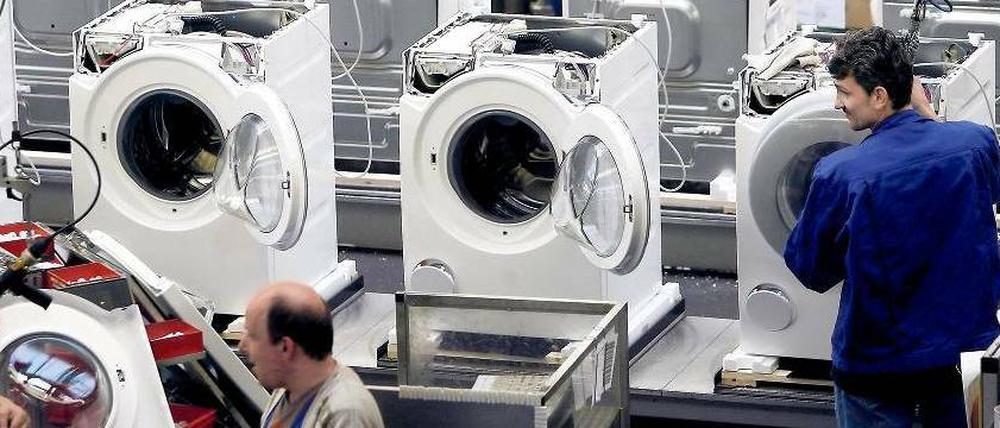 Made in Germany. Produkte aus deutscher Fertigung sind im In- und Ausland gefragt - zum Beispiel Waschmaschinen von Miele, die unter anderem in Gütersloh produziert werden. Foto: dapd