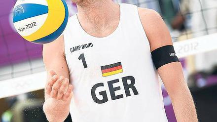 Hat es auch mit Zahlen: Julius Brink hat als Beachvolleyballer gerade Gold geholt bei Olympia. Nun folgen Praktika. Denn der Leistungssportler hat nebenher eine Weiterbildung zum Sportmanager gemacht. Foto: dpa