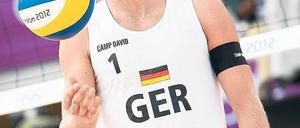 Hat es auch mit Zahlen: Julius Brink hat als Beachvolleyballer gerade Gold geholt bei Olympia. Nun folgen Praktika. Denn der Leistungssportler hat nebenher eine Weiterbildung zum Sportmanager gemacht. Foto: dpa