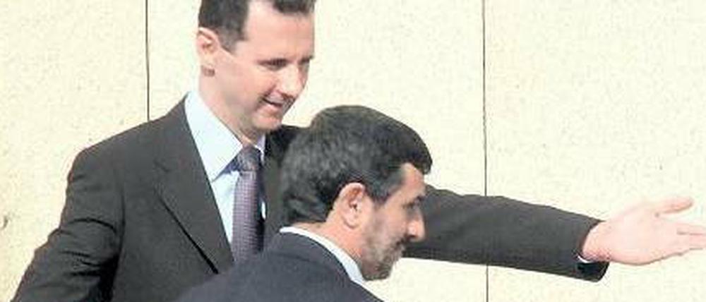 Nach außen gelten Syriens Präsident Assad (links) und sein iranischer Amtskollege Ahmadinedschad als enge Verbündete – doch der Schein trügt.