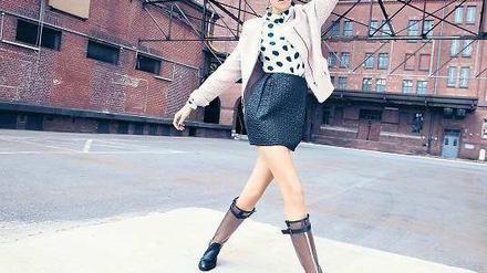 Luisa Hartema, Gewinnerin von „Germany’s Next Topmodel“, posiert in Zalando-Stiefeln.