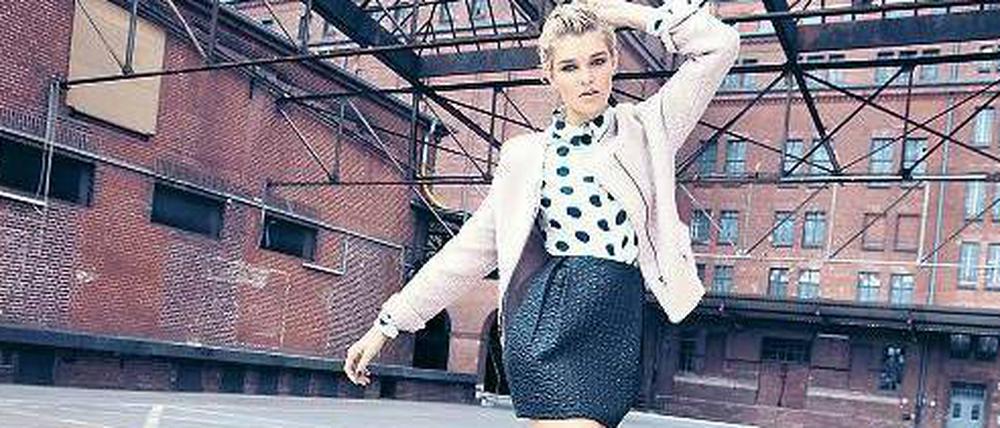 Luisa Hartema, Gewinnerin von „Germany’s Next Topmodel“, posiert in Zalando-Stiefeln.
