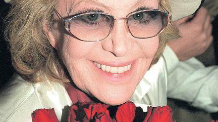 Blumen für Hildegard Knef. Das Foto entstand 1995 bei der Premierenfeier für den Film „Für mich soll’s rote Rosen regnen“. 
