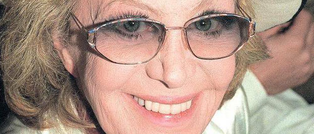 Blumen für Hildegard Knef. Das Foto entstand 1995 bei der Premierenfeier für den Film „Für mich soll’s rote Rosen regnen“.
