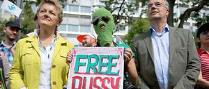 Die Fraktionsvorsitzende der Grünen im Bundestag, Renate Kuenast, und der Menschenrechtsbeauftragte der Bundesregierung, Markus Löning (FDP), stehen vor der russischen Botschaft in Berlin beim Protest gegen die Verurteilung der drei Aktivistinnen der russischen Punkband Pussy Riot.
