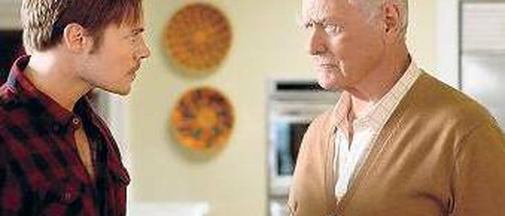 Auch ohne Hut kann „Dallas“-Star Larry Hagman als J. R. Ewing (rechts), hier mit Josh Henderson, böse aussehen. RTL strahlt die neuen Folgen der US-Serie ab 2013 aus. Foto: TNT
