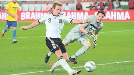 Brasilianische Spielkunst. Mario Götze schießt im August 2011 bei seinem Startelf-Debüt in der Nationalmannschaft sein erstes Länderspieltor gegen Torwart Júlio César. Deutschland schlägt Brasilien überzeugend mit 3:2. 