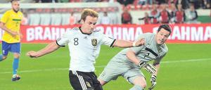 Brasilianische Spielkunst. Mario Götze schießt im August 2011 bei seinem Startelf-Debüt in der Nationalmannschaft sein erstes Länderspieltor gegen Torwart Júlio César. Deutschland schlägt Brasilien überzeugend mit 3:2. 