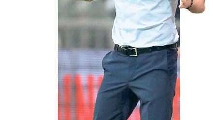 Hände hoch. Erst 1:3 verloren, dann mit Oliver Kahn verkracht: Selten wirkte Joachim Löw so angefasst wie derzeit. Foto: Reuters
