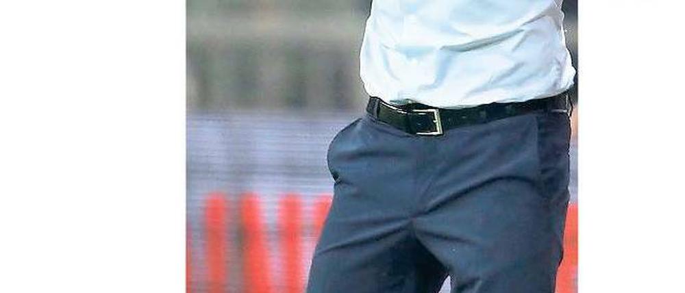 Hände hoch. Erst 1:3 verloren, dann mit Oliver Kahn verkracht: Selten wirkte Joachim Löw so angefasst wie derzeit. Foto: Reuters