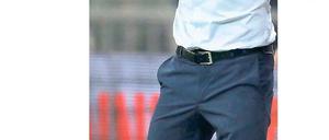 Hände hoch. Erst 1:3 verloren, dann mit Oliver Kahn verkracht: Selten wirkte Joachim Löw so angefasst wie derzeit. Foto: Reuters