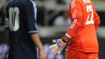 Das passt. Ter Stegen (rechts) parierte nach seiner Einwechslung gleich einen Elfmeter vom Weltfußaller Lionel Messi (links), kassierte dann aber noch drei Tore.