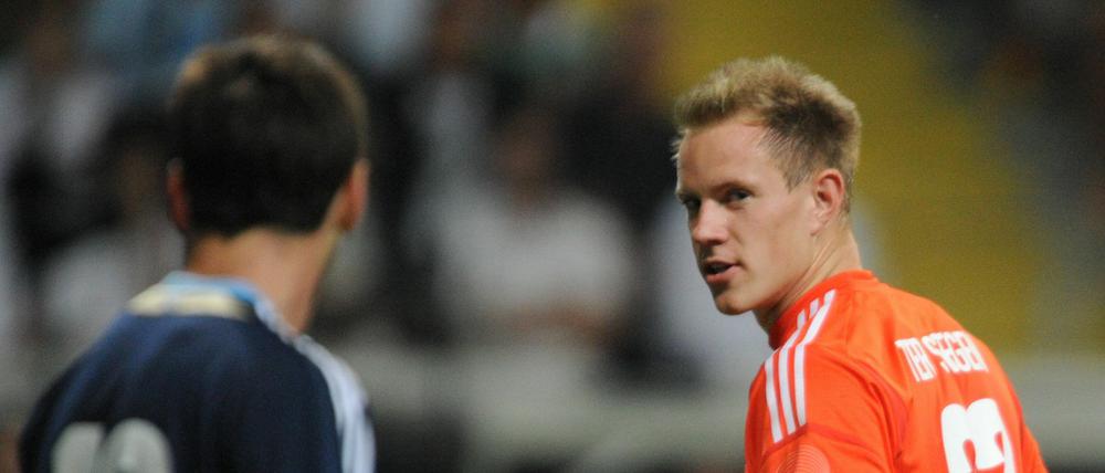Das passt. Ter Stegen (rechts) parierte nach seiner Einwechslung gleich einen Elfmeter vom Weltfußaller Lionel Messi (links), kassierte dann aber noch drei Tore.