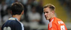 Das passt. Ter Stegen (rechts) parierte nach seiner Einwechslung gleich einen Elfmeter vom Weltfußaller Lionel Messi (links), kassierte dann aber noch drei Tore.