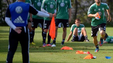Künstler bei der Arbeit: Spielmacher Diego (r.) wurde begnadigt und kommt nun wieder in den Genuss des Konditionstrainigs von Felix Magath (im Vordergrund).