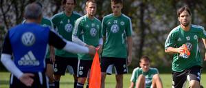 Künstler bei der Arbeit: Spielmacher Diego (r.) wurde begnadigt und kommt nun wieder in den Genuss des Konditionstrainigs von Felix Magath (im Vordergrund).