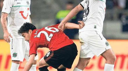 Kniet nieder! Selbst Manchester United mit Kagawa (M.) verneigt sich im Test vor Hannover 96 mit Pinto (l.) und Stindl