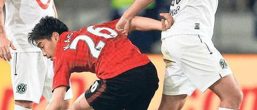 Kniet nieder! Selbst Manchester United mit Kagawa (M.) verneigt sich im Test vor Hannover 96 mit Pinto (l.) und Stindl