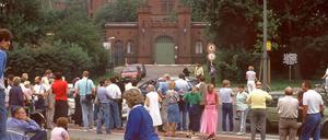 Auflauf am Tor. Schaulustige versammelten sich vor dem Spandauer Kriegsverbrechergefängnis, nachdem der Tod des Hitler-Stellvertreters Rudolf Heß bekannt geworden war.