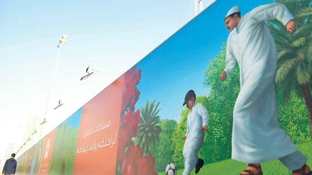 Dribbling unter Palmen. In Katars Hauptstadt Doha werben Plakate für die Fußball-WM 2022. Stadien und Fans gibt es kaum.