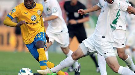 Kumbela, my lord, Kumbela: Eintracht Braunschweig um Dominik Kumbela (l.) ließ sich im Stadion an der Lohmühle beim VfB Lübeck nicht lumpen und gewann souverän.