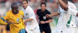 Kumbela, my lord, Kumbela: Eintracht Braunschweig um Dominik Kumbela (l.) ließ sich im Stadion an der Lohmühle beim VfB Lübeck nicht lumpen und gewann souverän.