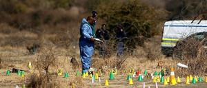 Die Polizei untersucht am Tatort.